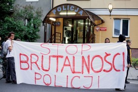 Dzień po śmierci Maxwella doszło do demonstracji pod komisariatem przy ul. Grenadierów. Skandowano „Policja ma krew na rękach”, „Mordercy”. Były gwizdy i bębny. Dziś uczestnicy demonstracji wzywani są na przesłuchania.