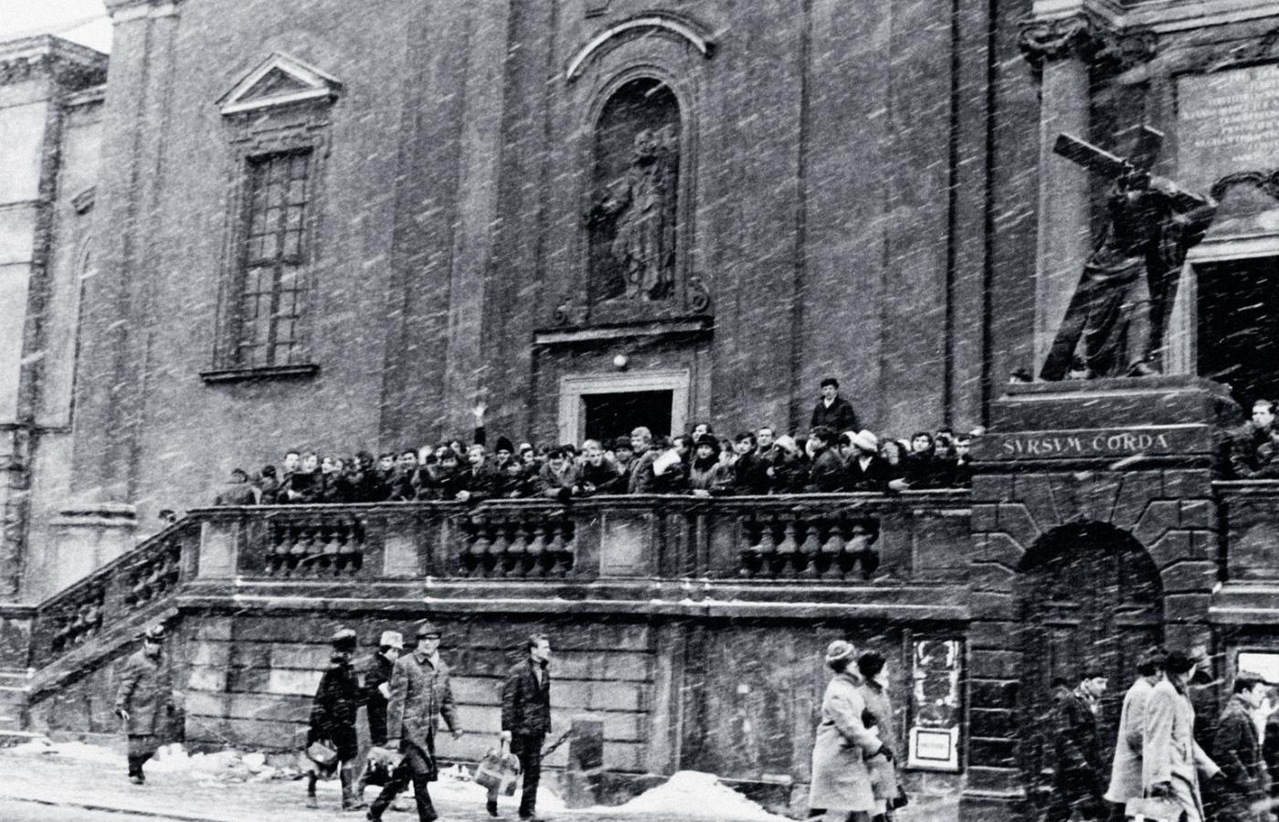 Pod kościołem św. Krzyża, naprzeciwko Uniwersytetu Warszawskiego, 8 marca 1968 r.