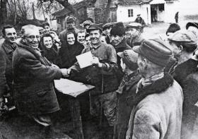 Parcelacja ziemi hr. Potockiego, akty nadania wręcza pełnomocnik PKWN, grudzień 1944 r.