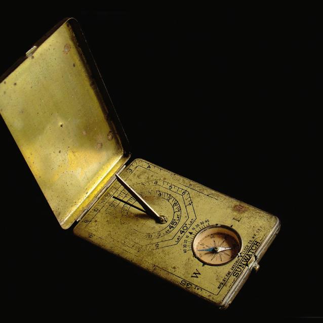 Kieszonkowy zegar słoneczny z kompasem (ang. diptych sundial).
