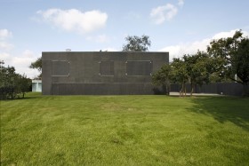 Z daleka wygląda jak bunkier.