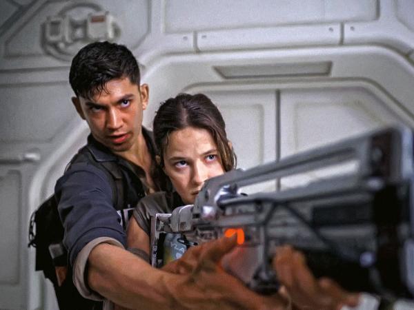 Archie Renaux jako Tyler i Cailee Spaeny jako Rain Carradine w najnowszym „Obcym: Romulusie”.