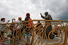 Pomnik papieża na mostku