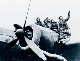 Polscy lotnicy RAF na skrzydle bombowca Wellington, gdzieś w Anglii, czerwiec 1942 r.