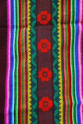 Motyw łąka. Wzór uzyskuje się przeplatając wątek z osnową.