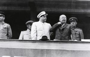 Józef Stalin i Ławrientij Beria (w okularach)
na trybunie w czasie pochodu pierwszomajowego w Moskwie w 1950 r.