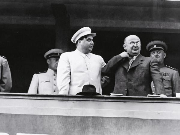 Józef Stalin i Ławrientij Beria (w okularach)
na trybunie w czasie pochodu pierwszomajowego w Moskwie w 1950 r.
