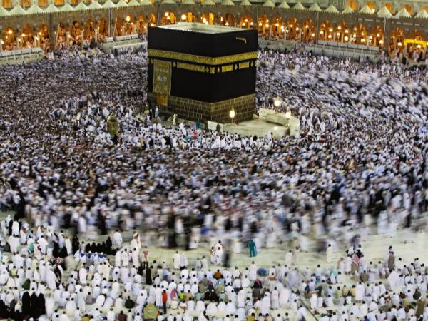Muzułmańscy pielgrzymi okrążają Kaabę przed Wielkim Meczetem w Mekce.
