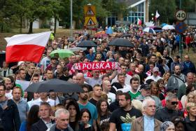 Marsz polskiej społeczności przez Harlow, dokładnie w tydzień po zabójstwie  Arkadiusza Jóźwika.