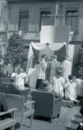 Cisza przed burzą: w fotelach przed ołtarzem siedzą prezydent Bolesław Bierut i marszałek Michał Rola-Żymierski. Ogólnopolskie obchody Święta Ludowego, Gniezno, 26 maja 1947 r.