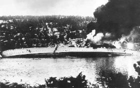 Niemiecki ciężki krążownik Blücher tonący w wodach Oslofjord, 9 kwietnia 1940 roku.