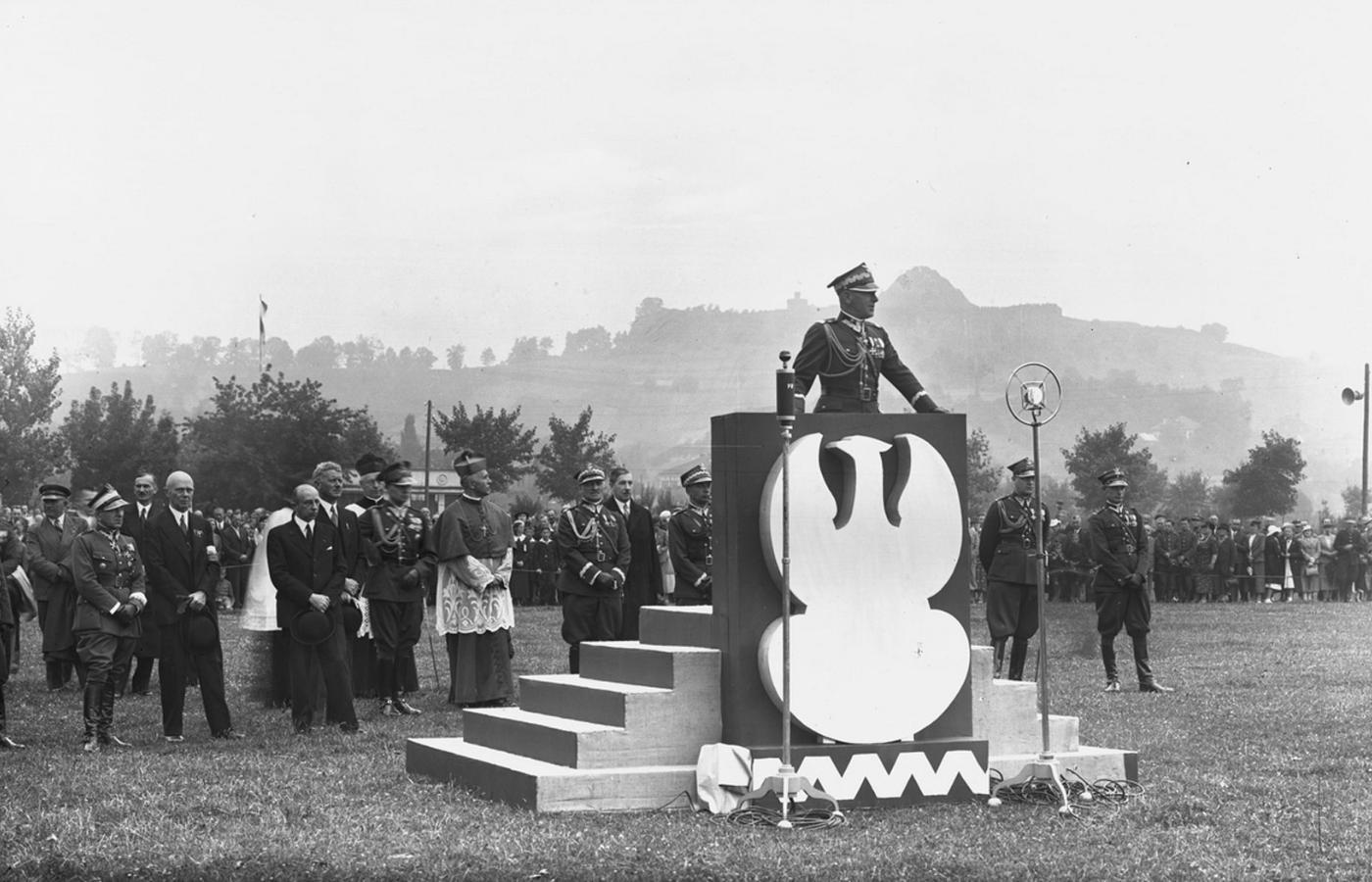 Uroczystości na Błoniach. Przemawia marszałek Edward Śmigły-Rydz (na mównicy), 1937 r.