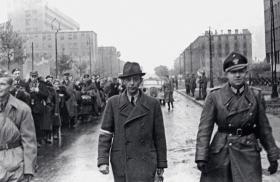 Gen. Tadeusz Komorowski na czele oddziałów powstańczych po kapitulacji