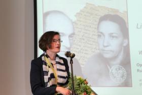 Małgorzata Ruchniewicz odbiera nagrodę w kategorii wydawnictwa źródłowe.