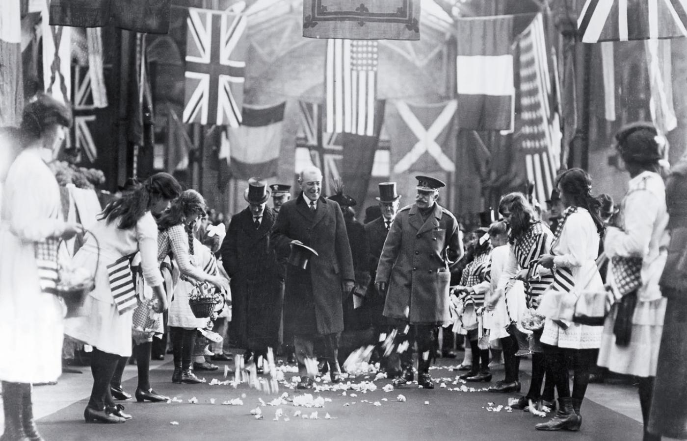 Prezydent Wilson (z kapeluszem w ręku) po podpisaniu traktatu pokojowego w Wersalu; fotografia z 28 czerwca 1919 r.