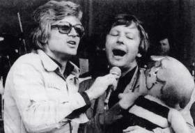 Zbigniew Wodecki i Zenon Laskowik śpiewają razem „Pszczółkę Maję”.