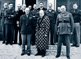 Powracający do zdrowia Winston Churchill w Algierze, październik 1944 r. Po 1943 r. w sprawie przyszłości Polski brytyjski premier znalazł się, nie bez własnej winy, w politycznej pułapce.