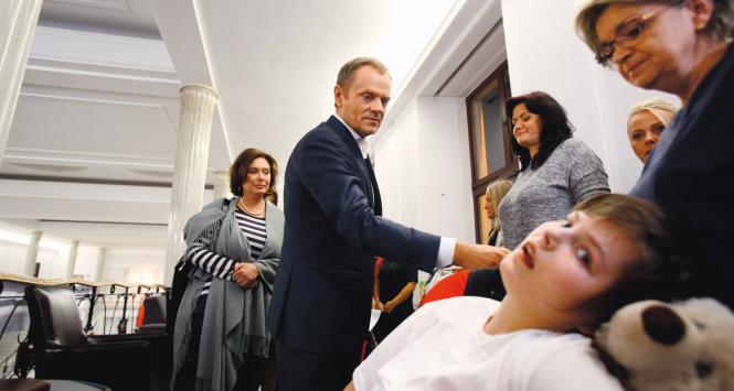 Premier Donald Tusk wśród protestujących w Sejmie rodzin dzieci niepełnosprawnych.