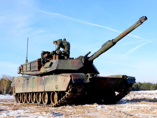 Polscy czołgiści dosiedli właśnie najcięższych pancernych rumaków. Ale wcale na nich nie szarżują, raczej strzelają z ukrycia. Nowa Dęba na Podkarpaciu, 18 stycznia 2024 r.