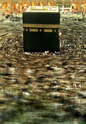 Zwieńczenie pielgrzymki - Muzułmanie okrążają najświętsze miejsce - „Kaabę”. Mekka, Arabia Saudyjska, 2005 r.