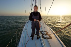 i jego kapitan Derek Hatfield.