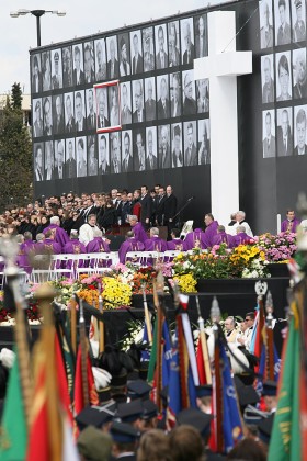Duchowieństwo, świeccy i spoglądający ze zdjęć Ci, ku pamięci których Warszawa wstrzymała oddech.
