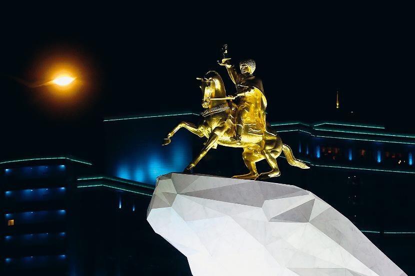 Aszchabad. Pomniki Turkmenbaszy zostały zastąpione statuami obecnego przywódcy. Najchętniej w wersji bojowej...