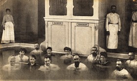 Kąpielisko w Baden Baden, wiek XIX - panie i panowie w strojach kąpielowych zapiętych pod szyję.