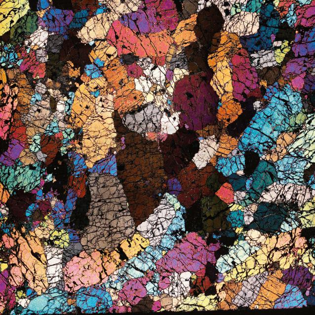 Widziany pod mikroskopem fragment skały, która najpierw budowała skorupę ziemską kontynentalną, potem – płaszcz Ziemi, a na koniec weszła w skład wyspy wulkanicznej na oceanie.