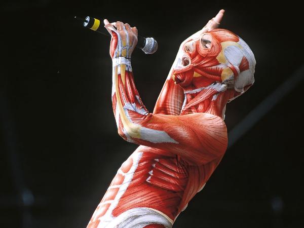 David Byrne podczas Torhout/Werchter Festival, 1997 r. Kostium jest dla artysty ważnym środkiem wyrazu.