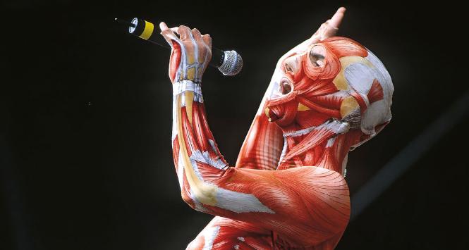 David Byrne podczas Torhout/Werchter Festival, 1997 r. Kostium jest dla artysty ważnym środkiem wyrazu.