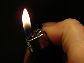 Ktoś spyta, jak można podpalić policjantów? Normalnie – zapalniczką, uprzednio polawszy ich benzyną.