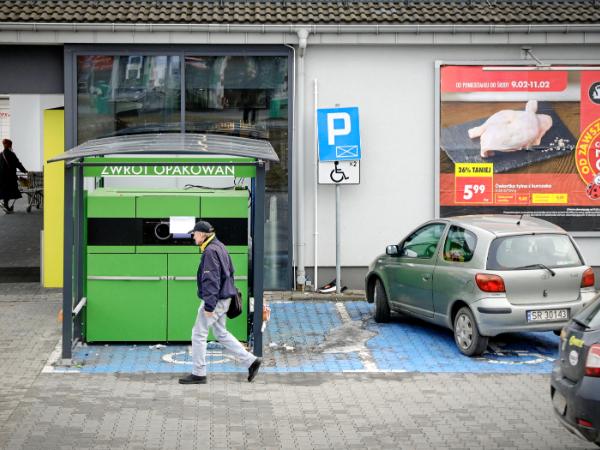 Biedronkowy recyklomat postawiony na miejscu do parkowania dla osób niepełnosprawnych. Absurdów związanych z systemem kaucyjnym jest więcej. Rybnik, 2026 r.