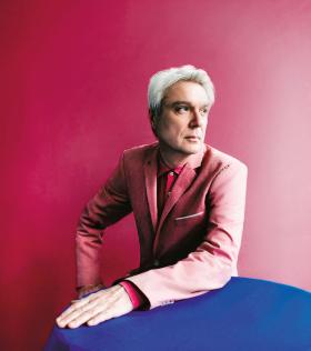 Davidowi Byrne’owi pozostała słabość do garnituru jako scenicznego kostiumu.