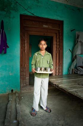 Asis Pandey, 12 lat, ma siostrę. KUBKI do czaju kupił na targu. Były drogie (jeden - 20 rupi, czyli 1,25 PLN). Są wygodne - nie parzą rąk. Po szkole pracuje w domu, sprząta i karmi krowy. Chce zostać nauczycielem ang. choć na razie zna go kiepsko. Kakathi