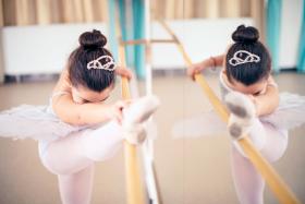 Surowymi krytykami są nie tylko nauczyciele, ale i lustra, obowiązkowy element wyposażenia każdej sali baletowej.