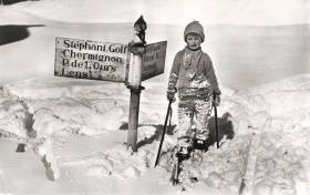 Młody miłośnik zimowych sportów na stoku w Crans Montanie, które znajduje się w centrum jednego z najpiękniejszych masywów górskich w Alpach Zachodnich, w otoczeniu czterotysięczników Matterhorn, Weisshorn, Dent Blanche i Mont Blanc.