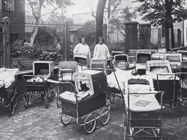 Wózki przed poradnią Towarzystwa Opieki nad Matką w Białej koło Bielska (dziś Bielsko-Biała), 20-lecie międzywojenne.