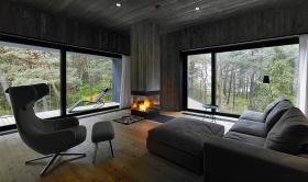 Konstrukcja betonowa w całości nie została ukryta. Większość wewnętrznych ścian ma fakturę betonu.