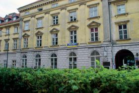 Dziś w dawnym Hotelu Polskim mieści się Federacja Związków Zawodowych „Metalowcy” oferująca pokoje gościnne.