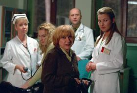 Krystyna Sienkiewicz na planie serialu „Na dobre i na złe”, 2000-2001 r.