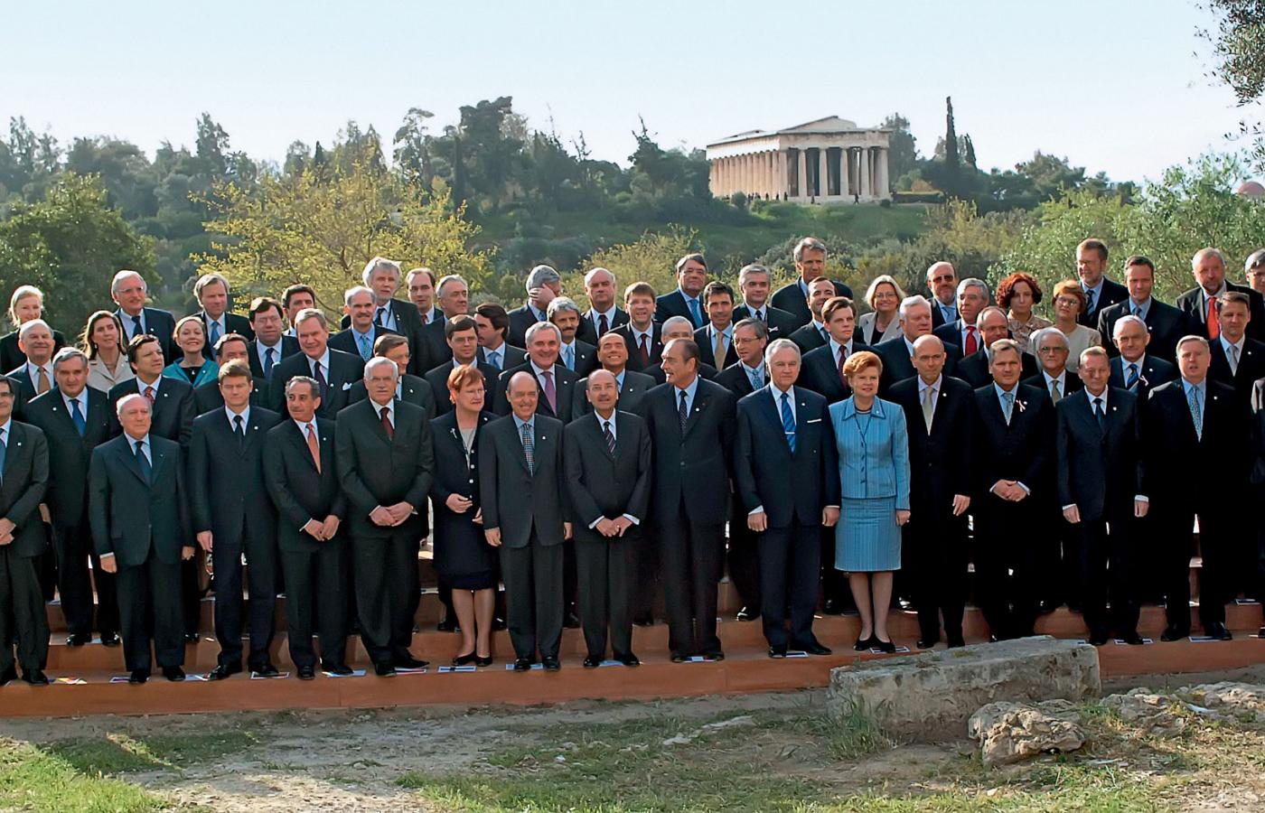 Wspólna fotografia po podpisaniu traktatu akcesyjnego będącego prawną podstawą przystąpienia do UE 10 krajów Europy Środkowej i Południowej, Ateny, 16 kwietnia 2003 r.