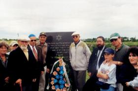 Pod tablicą za miastem. Od lewej: dwoje mieszkańców Łukowa (za nimi Dave), Gerszom, Nathan, Avram, Rabin ze Lwowa, Jeffrey, Steve, żona rabina