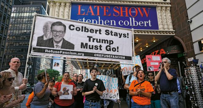 „Colbert zostaje, Trump musi odejść” – demonstracja przed teatrem na Broadwayu, gdzie nagrywano „Late Show”.