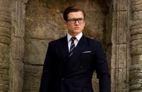10. „Kingsman: Złoty krąg”, reż. Matthew Vaughn. Film jest ekranizacją komiksu według scenariusza Marka Millara i kontynuacją „Kingsman: Tajne służby”. Najwyraźniej fakt, że coś łapie się do najlepszej dziesiątki w danej kategorii, nie czyni tego automatycznie dobrym. Bo „Złoty krąg” to obraz nieudany, zwłaszcza jeśli brać pod uwagę, jak świetna była pierwsza część serii. Bo „Tajne służby” były jednym z największych pozytywnych zaskoczeń ostatnich lat – film szalony i szalenie zabawny, grający z konwencją kina „bondowskiego”, niezwykle efektowny i momentami szokujący. W „Złotym kręgu” w zasadzie też to wszystko znajdziemy, pomnożone jednak do kwadratu, do sześcianu, aż to przesytu. W efekcie wyszła jakby parodia filmu, który i tak już momentami parodiował „Bondy”.