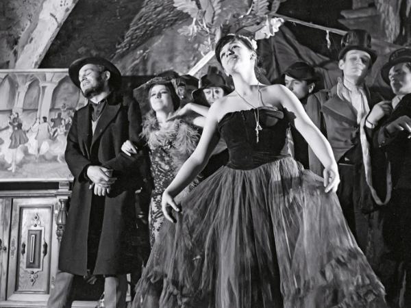 Ewa Demarczyk (na pierwszym planie), za nią (pierwszy z lewej) Piotr Skrzynecki, krakowska Piwnica pod Baranami, 1966 r