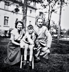 Przedwojenne zdjęcie Romana z rodzicami zrobione podczas wypoczynku w Szczyrku.