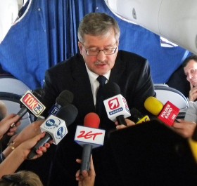 Oprócz spotkań oficjalnych, były także te bardziej kameralne. Między innymi z dziennikarzami na pokładzie samolotu...