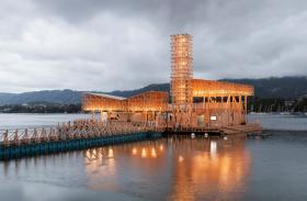 Pawilon na wodzie w Zurychu. Autorami projektu są studenci tutejszej Politechniki Federalnej ze Studia Toma Emersona, słynnego brytyjskiego architekta. Obiekt powstał na okoliczność 11. edycji Manifesty, europejskiego biennale sztuki. Stolicą Manifesty i miejscem zdarzeń artystycznych różnego rodzaju jest każdego roku inne miasto. W tym roku właśnie Zurych. Drewniany obiekt, widoczny z daleka i pięknie rozświetlony nocą, nosi wiele mówiącą nazwę „Pavillon of Reflections”. Składa się na niego pięć budynków, nad całością konstrukcji wyrasta wieża, też drewniana. W środku wyświetlane są (powiązane ze sztuką) filmy.