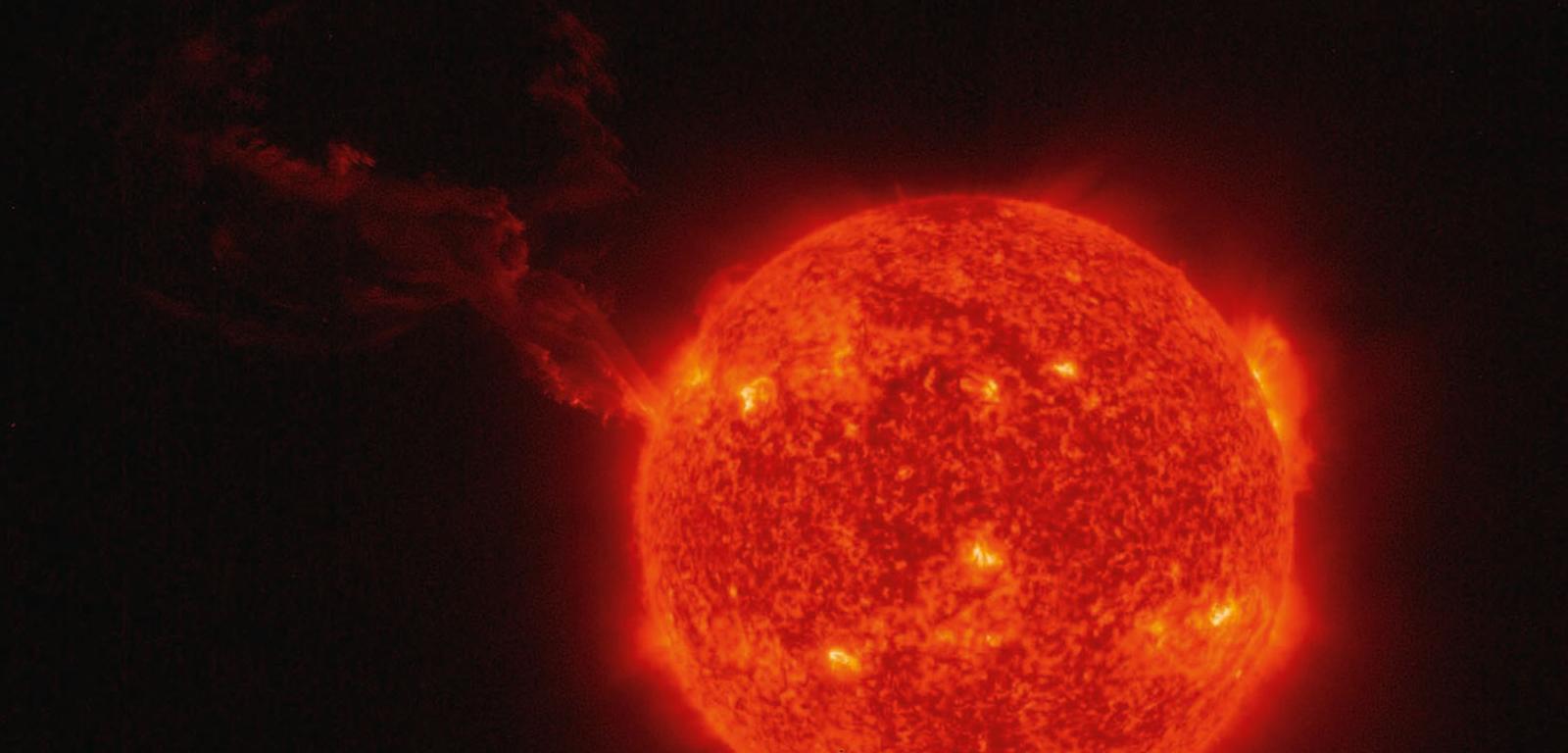 Zdjęcie Słońca wykonane przez Extereme Ultraviolet Imager sondy Solar Orbiter 15 lutego br. Widać protuberancje słoneczne, czyli potężne wyrzuty plazmy, przyjmujące zwykle postać pętli lub nawet arkad pętli sięgających daleko od powierzchni gwiazdy.